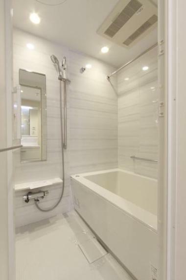 浴室 Panasonicのユニットバス 沸かし直しが減らせる保温浴槽 床のスミに目地がないので、汚れが落ちやすい「スミピカフロア」