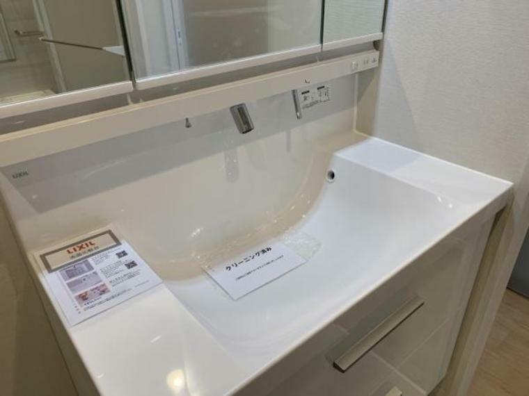 LIXILの洗面化粧台<BR/>ホース付き水栓は掃除や水くみにも便利です<BR/>着脱式の「新てまなし排水口」でお掃除簡単