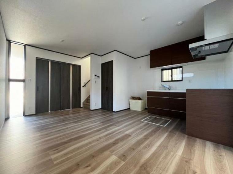 ダイニング ナチュラルな床色は、家具も合わせやすいですね 家族団らんのひと時を、くつろげる空間にしてくれます