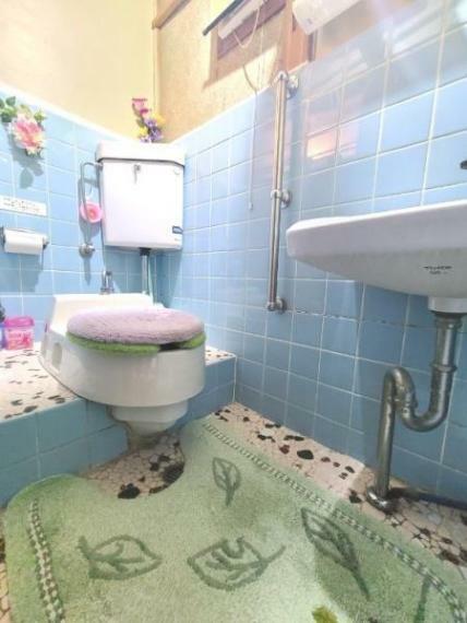 トイレ 【トイレ】約5年前にリフォーム済みで清潔感のあるトイレです。