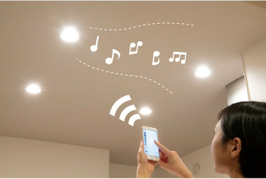 居間・リビング スピーカー付ダウンライト  光と音が降り注ぐスピーカー内蔵のダウンライト。Bluetoothで繋ぐことができ、音楽をかけたり、料理レシピ動画を流したり、テレビの音を飛ばすことも可能です。