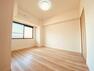 洋室 どんな家具にでも相性が良い清潔感ある白色調のクロスを採用。主張しすぎない配色、耐久性にも優れた床材は日々のメンテナンスも楽に、快適に過ごして頂けるよう考えられています。