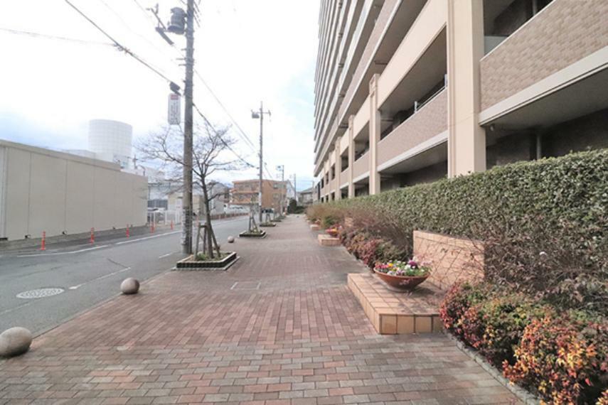 マンション前面道路には歩道もついて小さなお子様にも安心です！