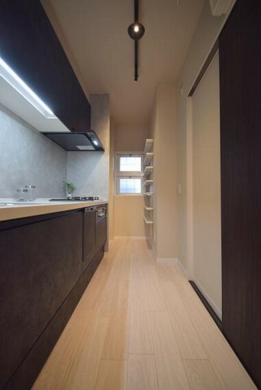 キッチン ■上部にも収納の付いた明るいキッチンはコンパクトながら収納力があり使い勝手