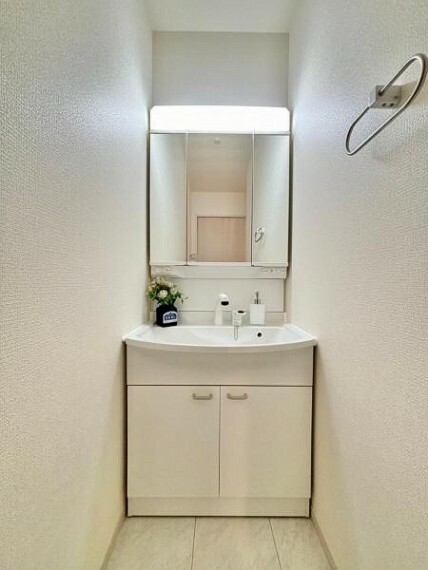 洗面化粧台 使いやすい三面鏡の中やベースキャビネットには収納スペースもたっぷり。