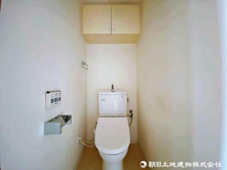 トイレ トイレットペーパーなどの収納もたっぷりでき、利便性の高い造りとなっております