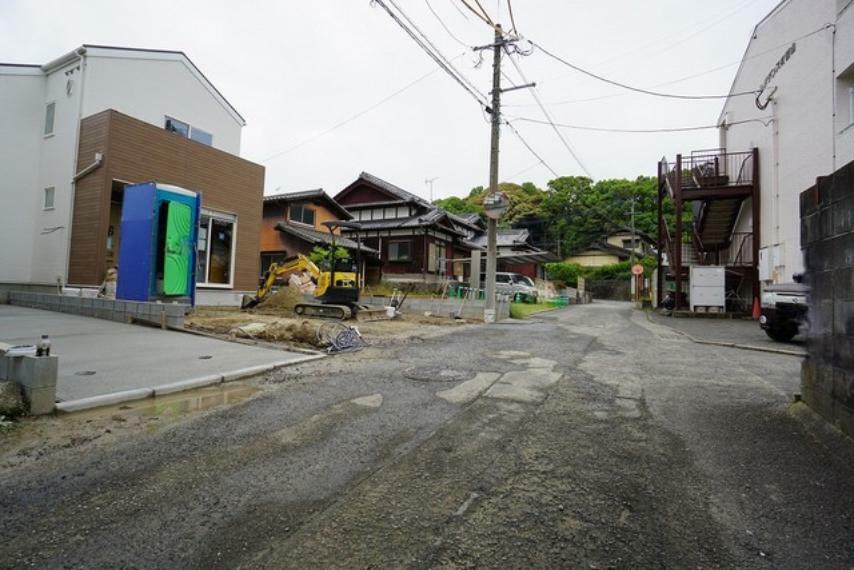 現況写真 前面道路は交通量が少なく小さなお子様がいるご家庭も安心です＾＾ カースペースは2台付き。西鉄バス「三条公民館前」停まで徒歩1分。