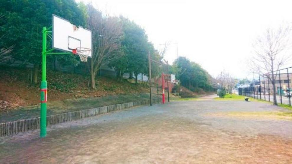 公園 【ハイウェイパークあつぎ公園】　健康遊具やバスケットゴールも完備されているので、小さな子どもだけでなく中高生や大人の遊び場としても最適です。