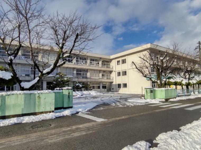 小学校 富山市立山室中部小学校まで約800m（徒歩約10分）。