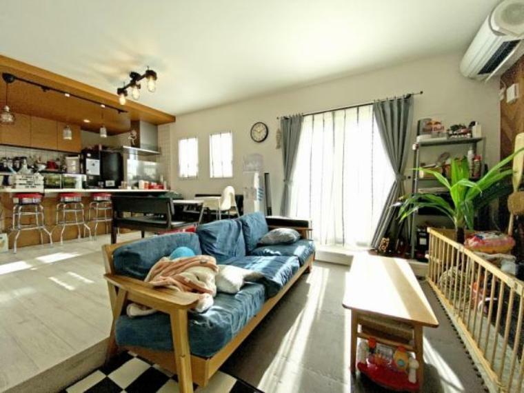 居間・リビング LDKは光と風がはいりこむ贅沢なゆとり空間。床は小上がりになっていて、空間が広く感じられます！