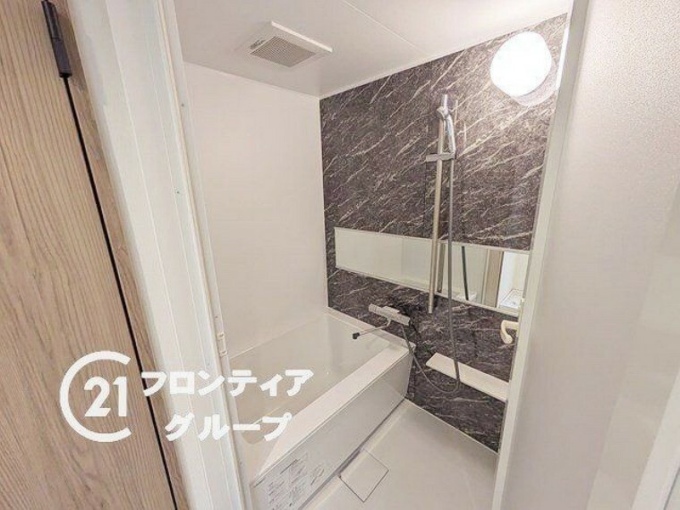 浴室 横長の鏡が空間に奥行をもたらします。高級感ある雰囲気を演出し、リラックスするのに最適です。