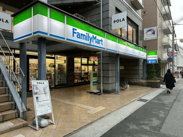 コンビニ ファミリーマートJR住吉駅東店 徒歩6分。