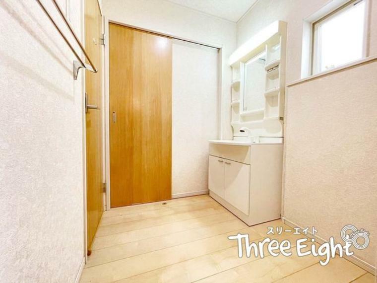 洗面所はキッチン横からと、廊下の2か所から出入りが可能！動線が良いのが嬉しいポイントですね。
