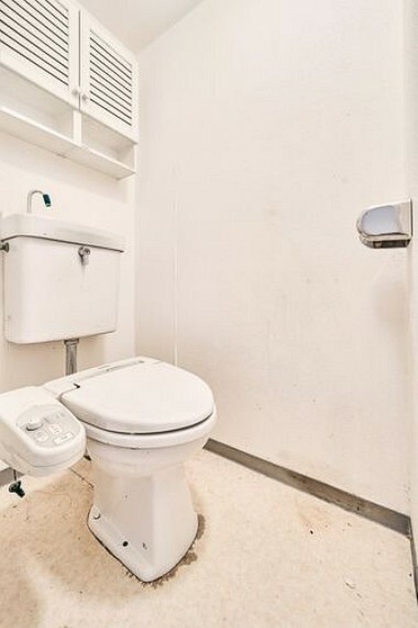 トイレ トイレは、上部に棚がついているタイプ。