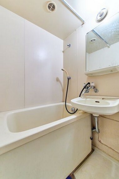 白を基調とした清潔感のある浴室