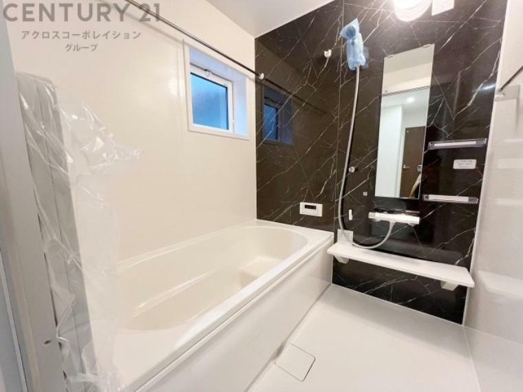 浴室 ユニットバスは省スペースでありながら、シンプルな設計と使いやすさを備え、簡便なメンテナンスが可能です。窓付きで換気にも便利です。またミラー・小物置き場もあり便利です。