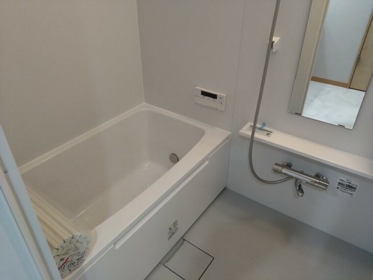 浴室 ホワイトを基調とした清潔感のあるバスルーム！ゆっくりとお湯に浸かって一日の疲れを癒してください。