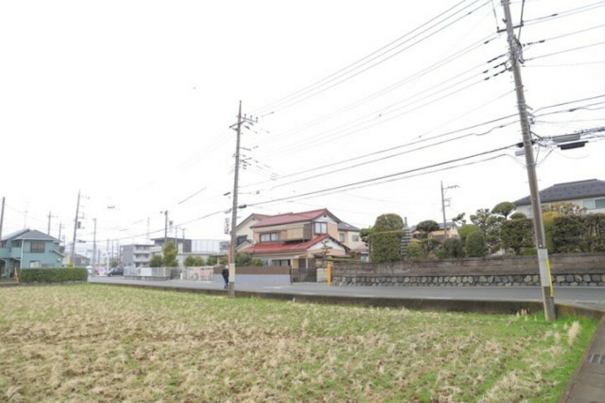 眺望 桜や紅葉の名所に出かける人は多いと思いますが、家にいながら季節の移ろいを感じる生活を送りませんか？リビングや窓から見える景色が生活を彩るワンポイントに！現地から見える景色を堪能してみては如何でしょう。