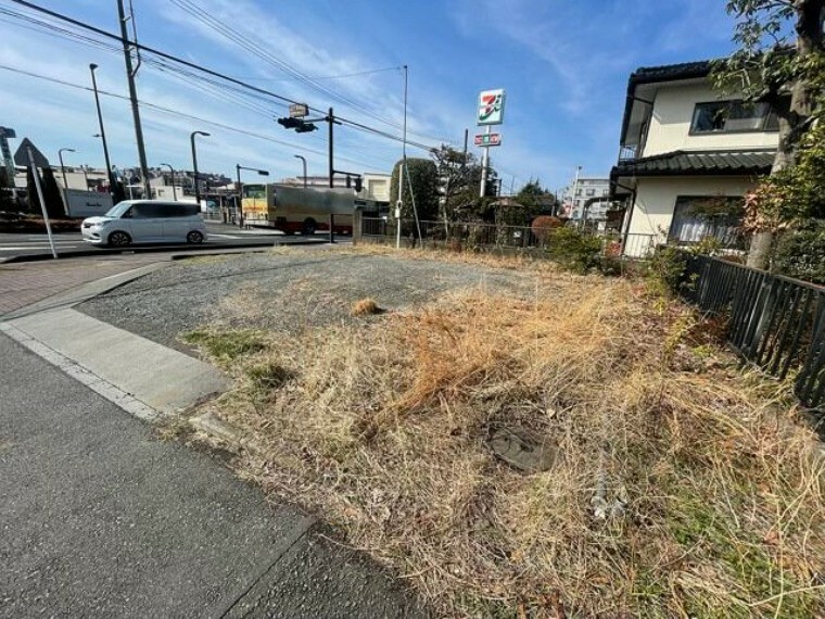 現況写真 土地を買う際、住む地域の自治体や福祉の補助制度にも注目してみましょう。子供や老人の医療補助やゴミ出しのルールなど、自治体によってルールに大きな違いがあるため、暮らしやすい土地で判断するとよいでしょう。