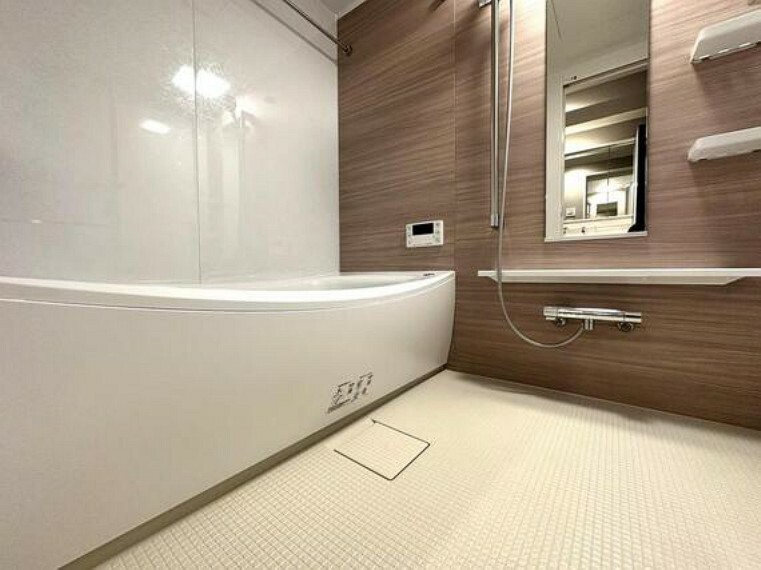 浴室 清潔感あるバスルーム。ゆっくりと湯船に浸かり、一日の疲れを癒やしていただけます。