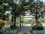 公園 広場の中央の大きな木製のジャングルジムがあります。