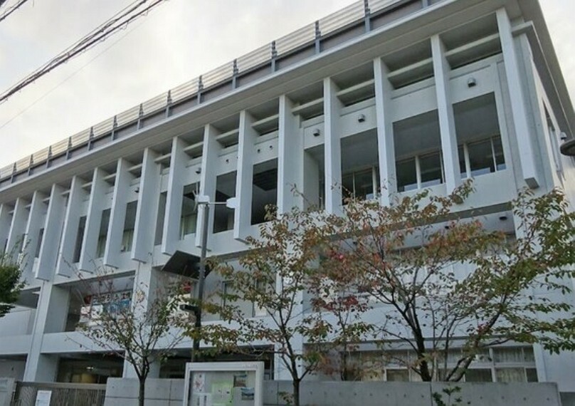 中学校 本校は、豊島中学校、清至中学校、豊島北中学校が統合し、「北区立明桜中学校」として平成19年4月1日に誕生しました。