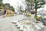 公園 北区立明桜中学校の南側に位置する、細長い敷地をもった公園。東京メトロ南北線王子駅から、歩いて11分ほどの距離です。