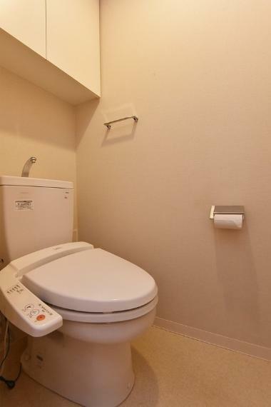トイレ 快適な温水洗浄便座をお使いいただけます。上部には棚がございますので、日用品のストックにも便利です。