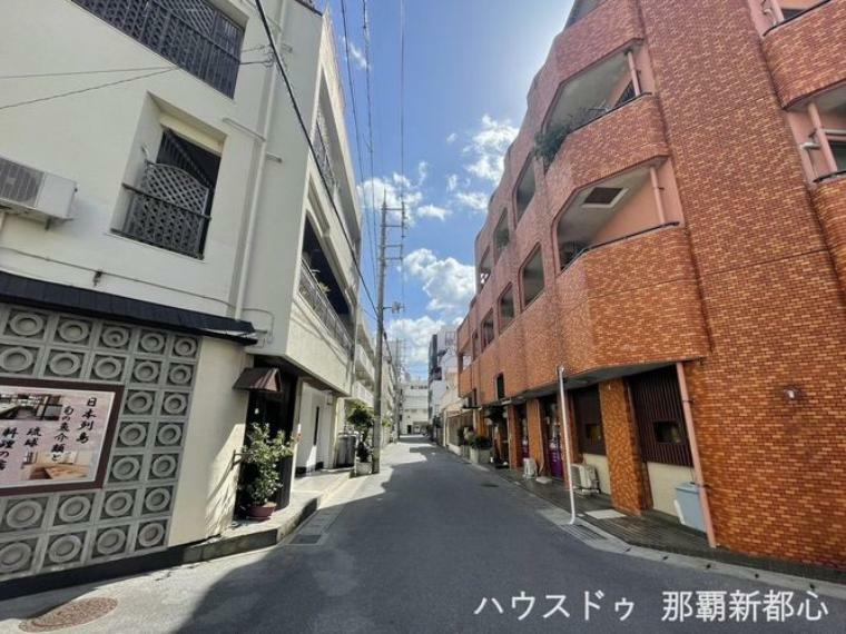 外観写真 マンション前面道路含む現地写真