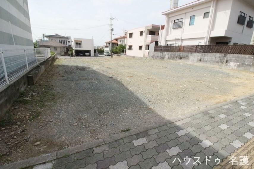 現況写真 名護市の県道沿い！近隣は、住宅と飲食店が多い立地です 3区画全体の写真です。（1号地は写真手前部分）