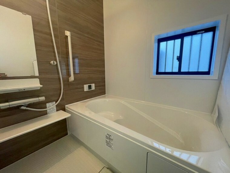 浴室 施工例L号棟。ユニットバスパネルは、癒しと落ち着きの薄茶系、脚を伸ばして湯に浸かり心と体を労わって下さい。