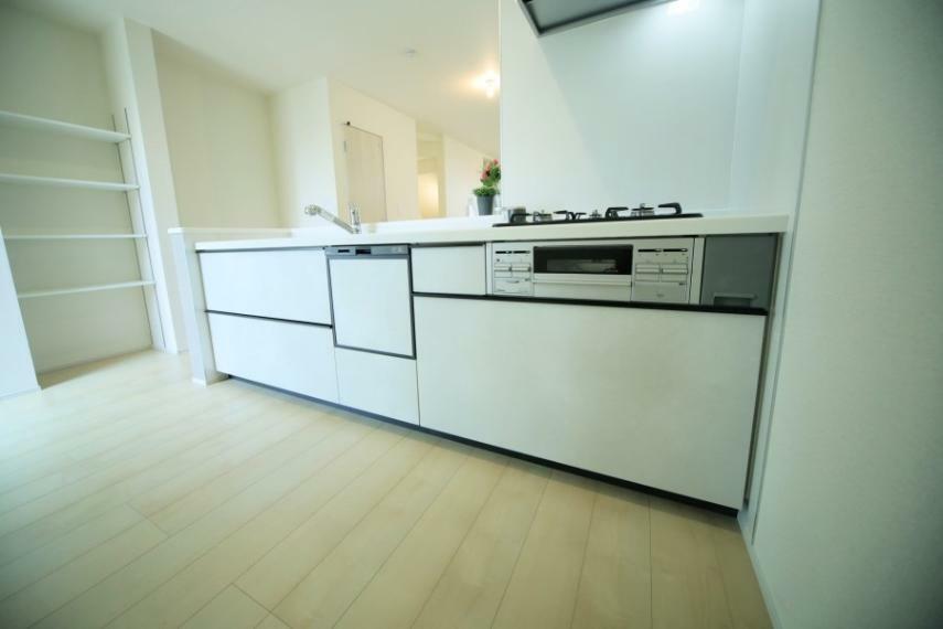 ダイニングキッチン 食器洗い乾燥機付きのシステムキッチンで、家事がはかどります！