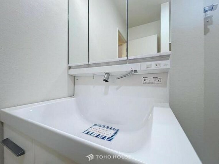 洗面化粧台 「シャワー機能付きの三面鏡洗面台。」身だしなみを整えやすい事はもちろんですが、鏡の後ろに収納スペースを設ける事により、散らかりやすい洗面スペースをすっきりさせる事が出来るのも嬉しいですね。