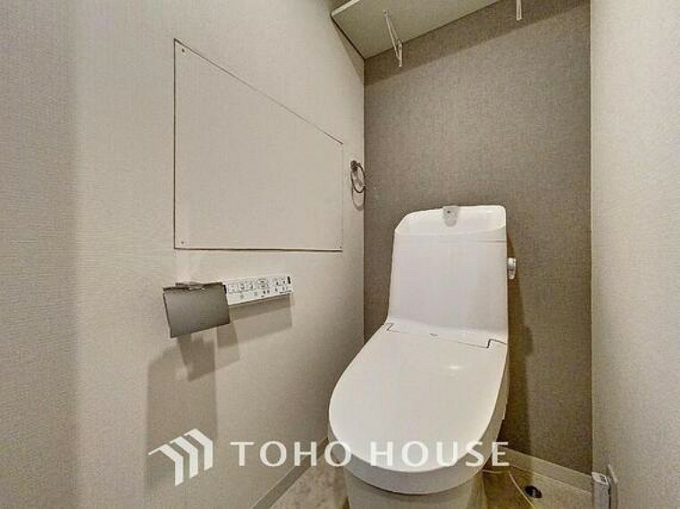 トイレ 「温水洗浄便座付きトイレ」トイレは快適な温水洗浄便座付です。いつも清潔な空間であって頂けるよう配慮された造りです。