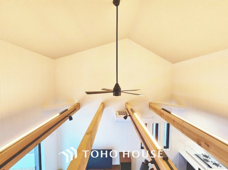 シーリングファン照明は大きな羽根で部屋全体に一定の空気の流れをつくり、室内の温度を均一にします。