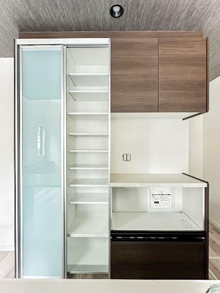 収納 【Storage】キッチンには収納力のある食器棚を標準で設置。