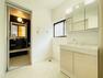 ランドリースペース ハンドシャワー付き機能的な三面鏡洗面化粧台！ストレスフリーの広さがある洗面所も魅力的！