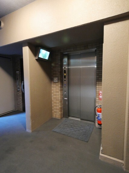 オートロックと防犯モニターを備えたエレベーター