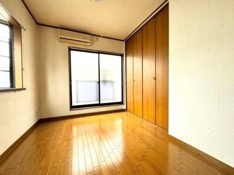 洋室 【洋室】 3階洋室全てに出窓があるので採光が得られやすく換気も可能となっています。
