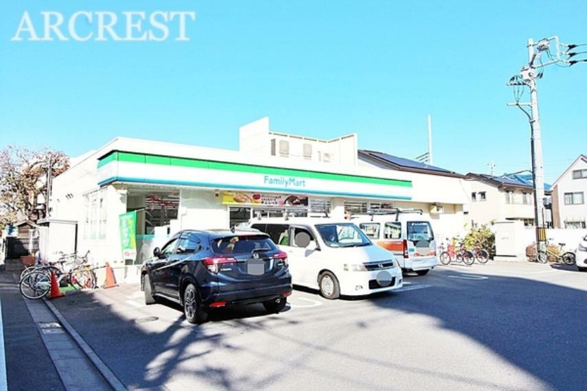 コンビニ ファミリーマート石神井台六丁目店 24時間営業なので、急なお買い物にも便利です。 富士街道沿いに位置し、軽食やカフェなどの飲み物を販売しています。 駐車場:あり