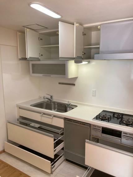 収納スペース豊富で、キッチン用品もスッキリ整理できます。