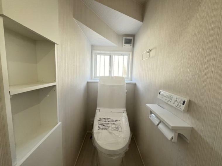 トイレ 《B号棟　1階トイレ》LIXILのベーシアシャワーはオート洗浄と壁リモコンつきで、使いやすいシャワートイレ。お掃除リフトアップ機能やフチレス形状でお掃除しやすく、エコロジーな超節水タイプ。