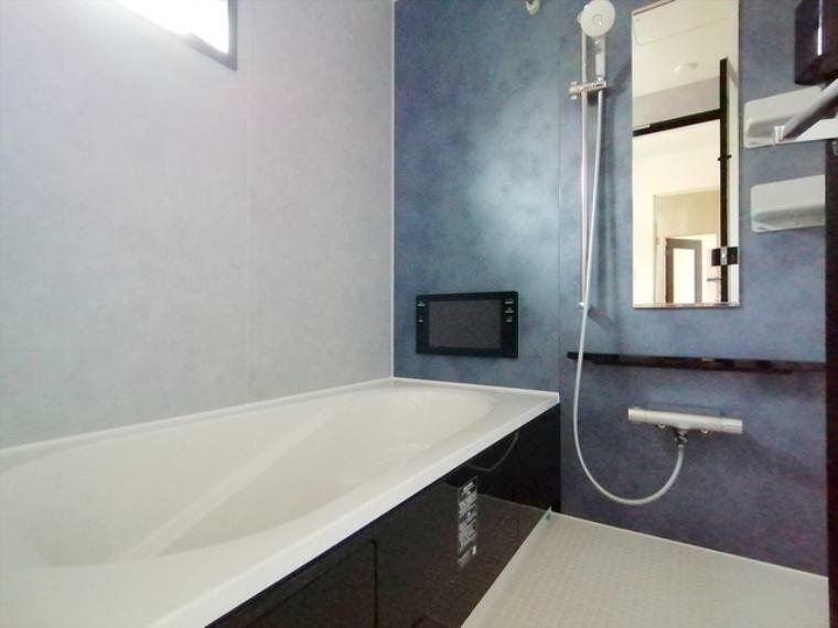 浴室 重厚感と清潔感のある浴槽は汚れが落ちやすくお手入れも簡単。浴室はお子さんや年配の方でも安心なバリアフリー仕様。ヒートショックを防止する暖房換気乾燥機も標準仕様。 ■国立市東4　新築一戸建て■