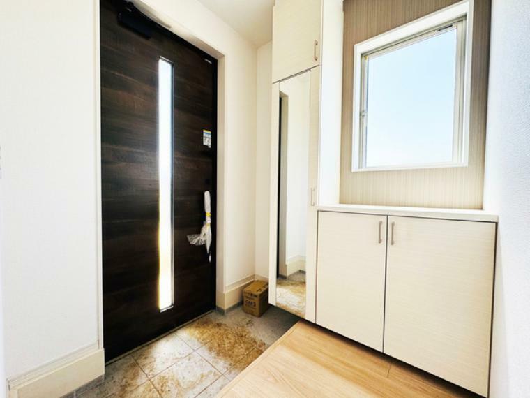 玄関 【玄関】玄関横には収納豊富なシューズボックスを設置！キレイな玄関をキープできますね！