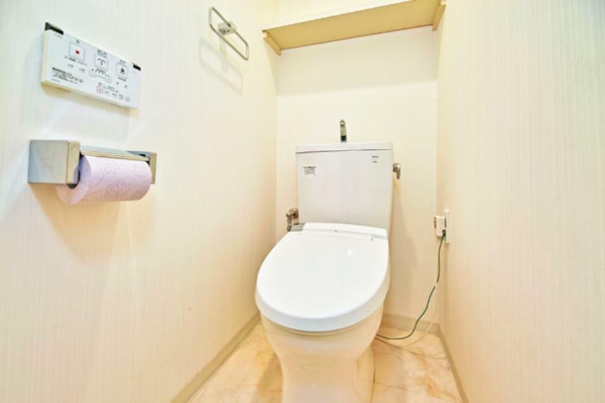 快適なトイレタイムに欠かせない温水洗浄便座付きトイレ。リモコンは操作性の良い壁掛けタイプです。