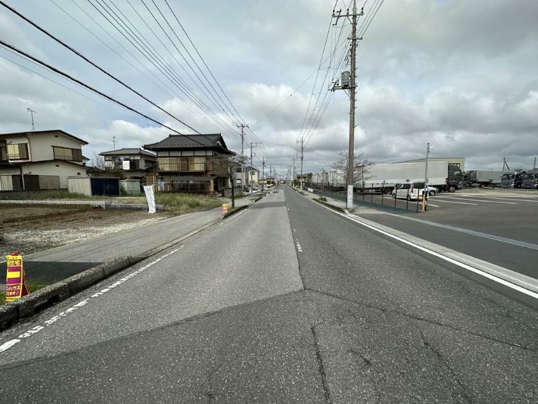 現況写真 前面道路東側16.7m公道　交通量の多い道ですが前面道路が広いのでお車の駐車もしやすいです