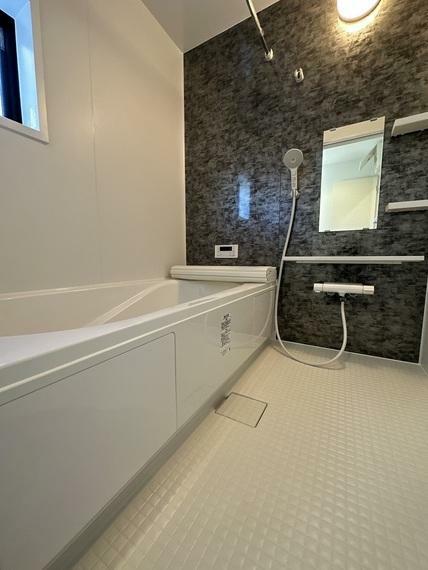 浴室 床の素材は水はけが良い素材を使用してるのでカビが発生しにくくなってます　浴槽内のベンチで家族浴や半身浴も楽しめます
