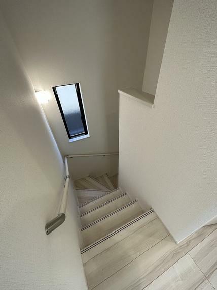 洋室 階段　換気や自然光で足下も照らしてくれる便利な窓、手すり付きなので降りる際に安心です