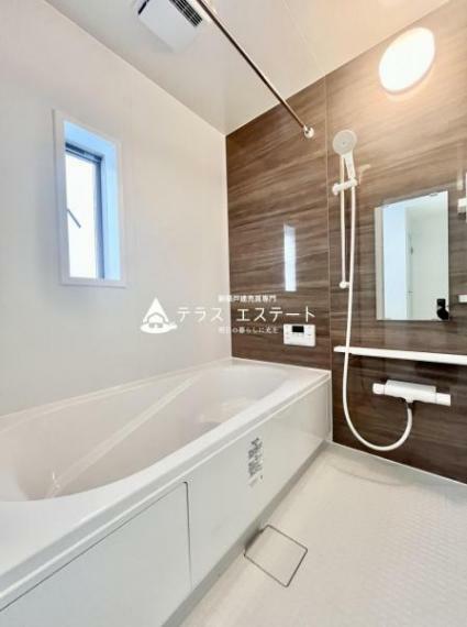 浴室 快適な半身浴のためのベンチスペースが節水にも繋がりますね。また、シャワーを置く場所はお好みの高さに変えることができます。
