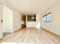 16帖のリビング<BR/>白を基調としたシンプルなリビング空間です。お気に入りの家具を置いたり、お部屋作りが楽しめそうですね。